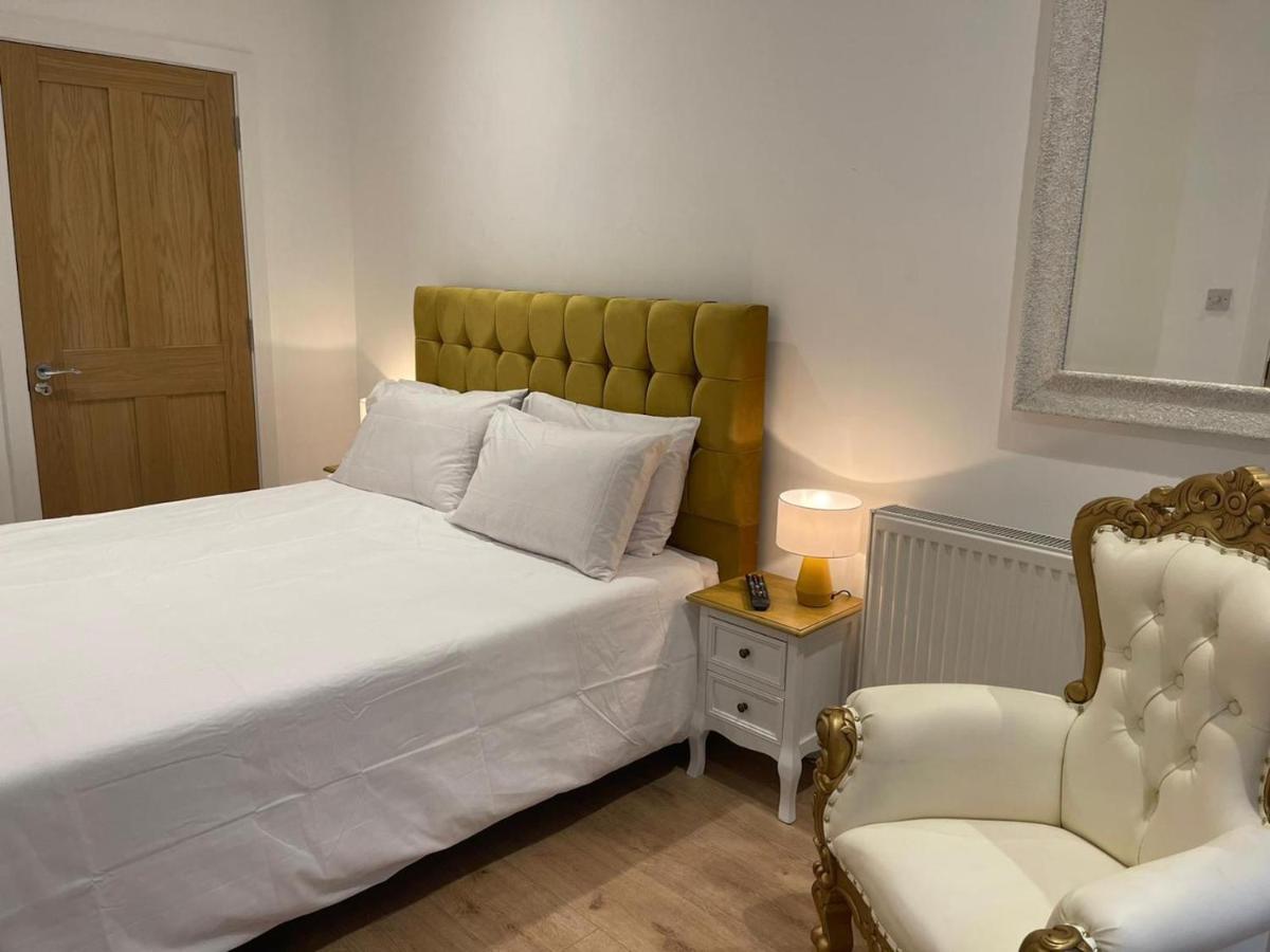 Ferienwohnung Bagshot Pennyhill Camberley Ascot Luxury 2 Beds 1 Bath Sleeps 4 Pets Ok Permit Parking Exterior foto